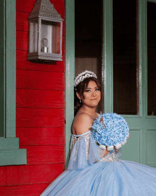 Ramo de rosas eternas azules, ideal para quinceañera, con un elegante arreglo floral para celebrar un momento especial