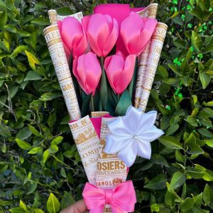 Ramo de 5 tulipanes eternos, envuelto en papel coreano; un arreglo floral moderno con flores eternas.