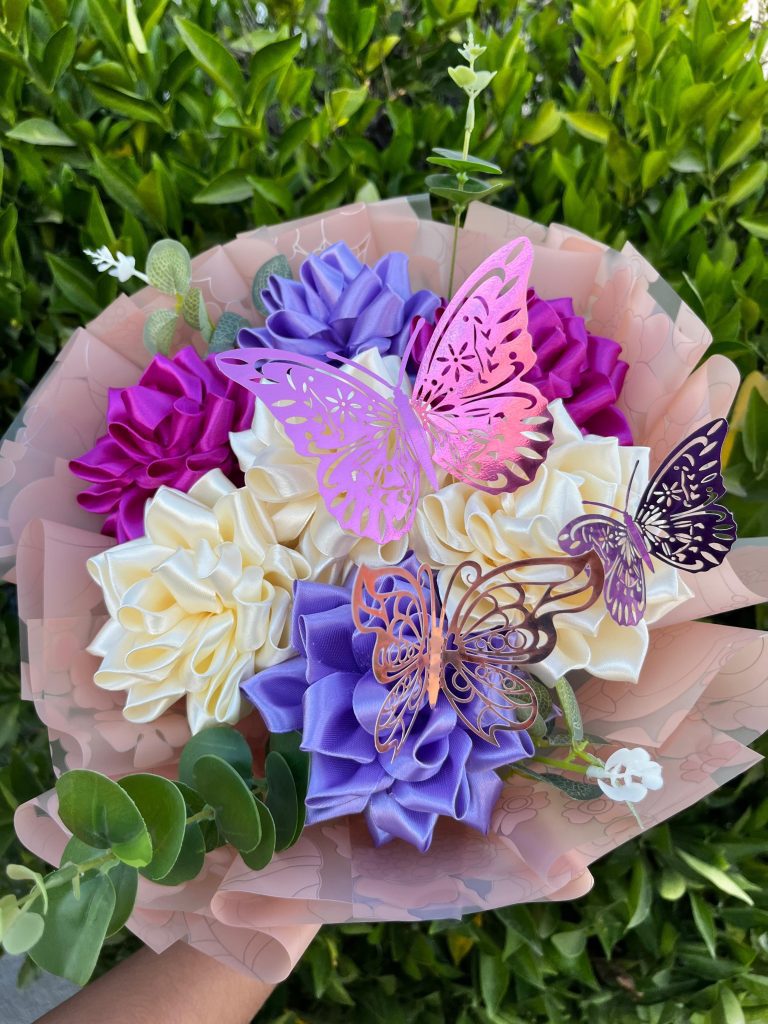 Ramo de 7 flores eternas de loto en tonos beige, lila y morado; un elegante arreglo floral con colores únicos.