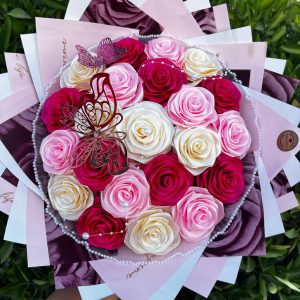 Ramo mixto de 18 rosas eternas en colores rosa, beige y rojo; un vibrante arreglo floral con tres tonos para un regalo especial.