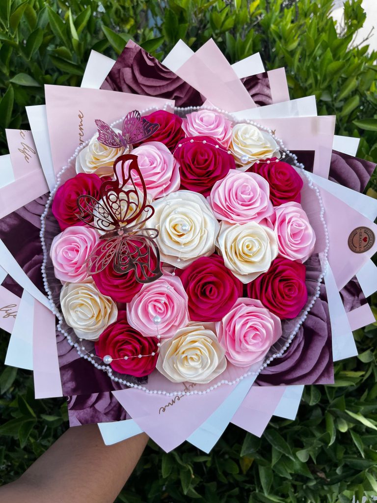 Ramo mixto de 18 rosas eternas en colores rosa, beige y rojo; un vibrante arreglo floral con tres tonos para un regalo especial.